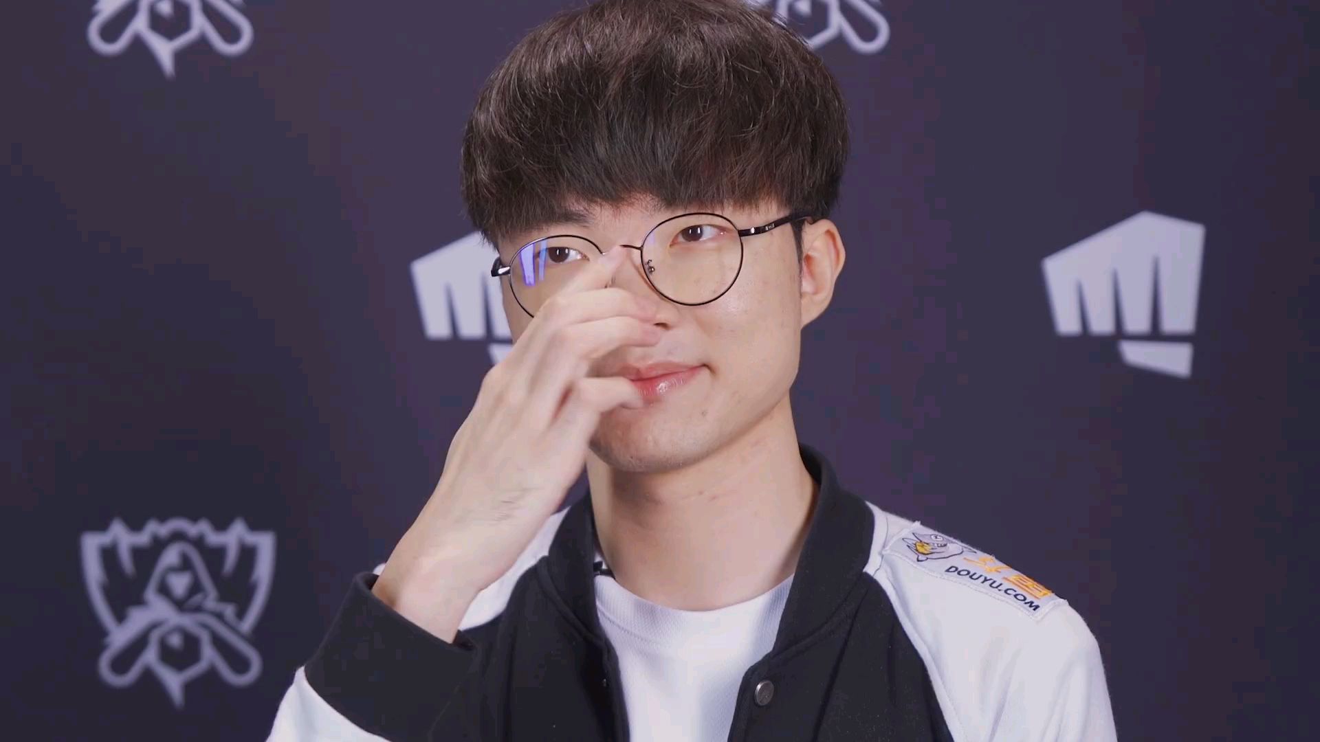 【英雄联盟】职业选手看MV是什么反应